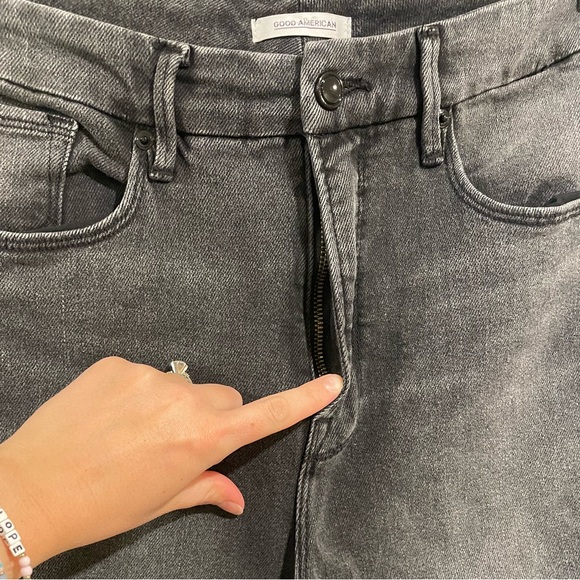 Good American Good Curve Skinny Jeans Raw
Edge Cropped Washed Black Distressed - Picture 8 of 10